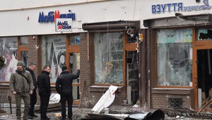 Výbuchy v meste Ľvov si vyžiadali život policajtky a 25 zranených