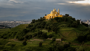 Najväčšia pyramída sveta je pod kostolom. Máme video