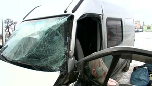 Nehoda pri Košiciach. Dodávka prešla do protismeru a zrazila sa s autom