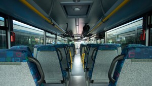 V Nemecku na diaľnici sa prevrátil autobus s asi 60 cestujúcimi