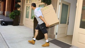 K objednávke oblečenia dostal manželský pár nechcený darček. Drogy v hodnote 500 000 eur