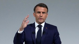Emmanuel Macron chce presadiť zákaz sociálnych sietí pre mladistvých do 15 rokov