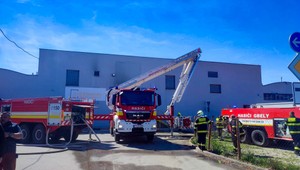 Rýchly zásah zabránil horšiemu. Pri požiari vo výrobnej hale evakuovali štyroch ľudí