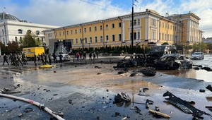 Kyjevom otriaslo dnes ráno viacero výbuchov. Vyžiadali si obete aj ranených