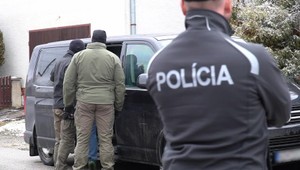 Kukláči zasahovali v rodinnom dome, muža odviedli v putách