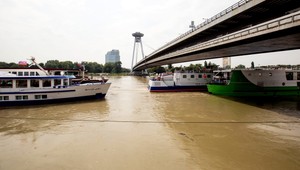 Na Dunaji sa odtrhol pontón s tromi loďami, zranila sa žena (88)