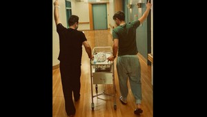 Slávny spevák a jeho snúbenec privítali na svete dcérku