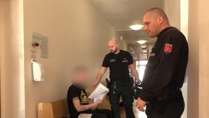 Vytiahol nôž na vlastného otca a vyhrážal sa mu zabitím