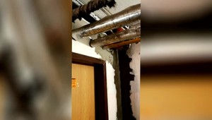 Začalo to kvapkami, po oprave sú to ale vedrá vody, ktorá zateká a páchne. Majitelia bytov nevedia, čo robiť