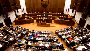 Poslanci si zmrazia platy. V decembri