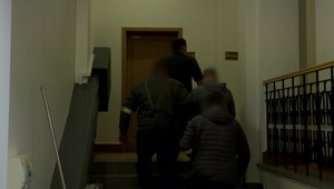 Suseda bodol kvôli dymu z cigariet. Sudkyňa rozhodla o vzatí Mira (17) do väzby, kde počká na súdny proces