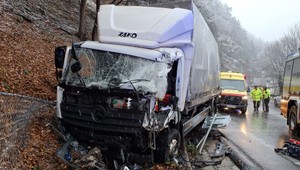 Po zrážke dvoch kamiónov pod Strečnom museli do nemocnice previezť vodiča