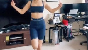 Je štíhla, miluje trendy módu, no ľudia ju kritizujú: V jej veku by sa vraj TAKTO obliekať nemala