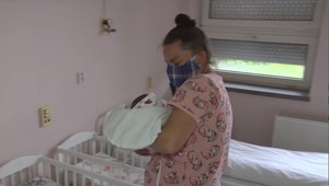 Koronavírus a pôrody: Niektoré nemocnice začali púšťať k rodičkám už aj otcov