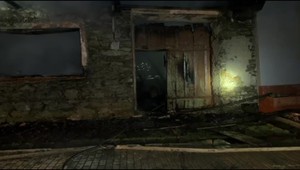 Nočný požiar zničil dom, dvaja muži unikli len o vlások