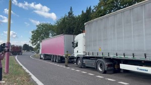 Policajná akcia na odpočívadle: Odstavené kamióny a diera v poli
