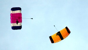 Pri obci Slavnica zahynul pri zoskoku parašutista