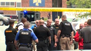 Bývalý študent vošiel do budovy školy a začal strieľať. Zabil jedného žiaka