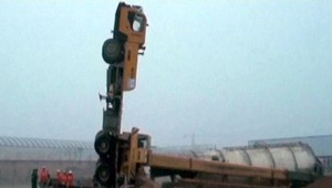 Na stavbe sa zrútil žeriav s robotníkmi