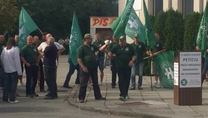 Kotlebova strana je ohrozená, vlakové hliadky má zastaviť novela zákona