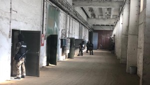 FOTO: Kukláči zasahovali v Ružomberku. Šlo o nelegálnu prácu a drogy