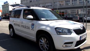 Podgurážený muž močil na stánok, potom napadol policajtky