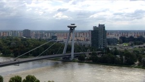 Dievča (16), ktoré spadlo z reštaurácie na Moste SNP, je v stabilizovanom stave