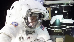 Americkí kozmonauti opäť vystúpili do vesmíru, pokračujú v opravách ISS