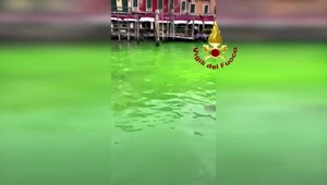 VIDEO: Voda v Benátkach sa zafarbila na zeleno. Aktivisti zatiaľ mlčia