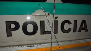 V rómskej osade napadol mladík policajtov. Totálne zdemoloval autá