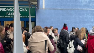 Vysoká škola obdržala správu o bezpečnostnej hrozbe. Výučbu prerušila