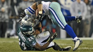 Trapas! Na hlavu padnutý americký futbalista...