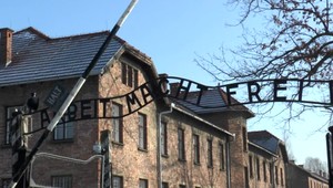 Vyzliekli sa, priviazali k bráne bývalého koncentračného tábora a zabili ovcu. Súd rozhodol o osude dvoch mužov