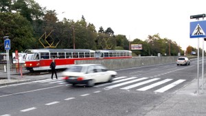 Policajti majú výnimku, môžu stáť na zákaze aj na priechode pre chodcov