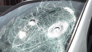 Z bežnej akcie sa stala dráma. Muž zaútočil na policajtov sekerou