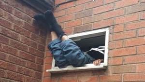 Nepodarená krádež: Zlodej sa zasekol vo ventilačnom okne. O pomoc volal sedem hodín
