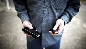 Napadli ho pri výbere peňazí. Muž sa bránil streľbou, útočníkov zasiahol