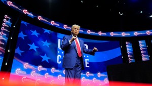 Trump chce spustiť masové deportácie. Harrisovú nazval osobou s nízkym IQ