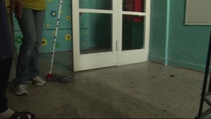 Žena si uľaví na schodoch paneláku a zmizne