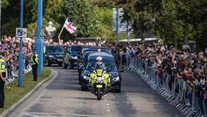 Ľudia vyšli do ulíc, posledná cesta kráľovnej po jej milovanej Británii sa začala