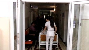 Zatiaľ čo sa starali o pacientov, zlodej im prehľadával osobné veci