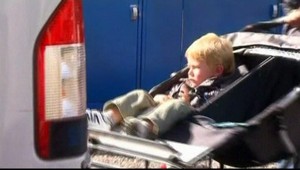 Vlak ťahal kočík s dieťaťom niekoľko metrov!