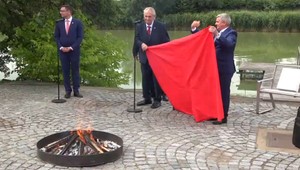 Zeman zvolal tlačovku s tajným obsahom. Spálil na nej červené trenírky