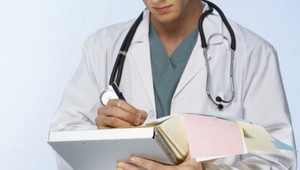 V prípade lekára, ktorý mal zneužívať deti, prokuratúra identifikovala už 95 obetí. Jeden z chlapcov prehovoril