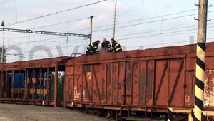 Dievča vyliezlo na vagón, zabil ju elektrický prúd