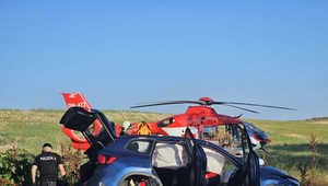 Pri tragickej zrážke dvoch áut zasahoval vrtuľník. Jeden z účastníkov nehodu neprežil
