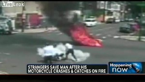 VIDEO: Dramatická záchrana! Motorkára vytiahli z horiaceho pekla