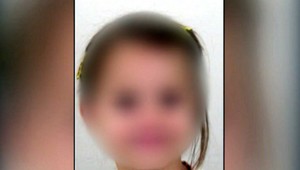 Miju (8) spred školy vzal otec, príbuzní i polícia po dievčatku pátrajú