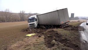 Kamión vyletel z cesty a skončil v poli