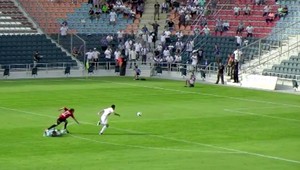 VIDEO. Obranca sa potkol o brankára, útočník si zamiesil na koreňa roka...